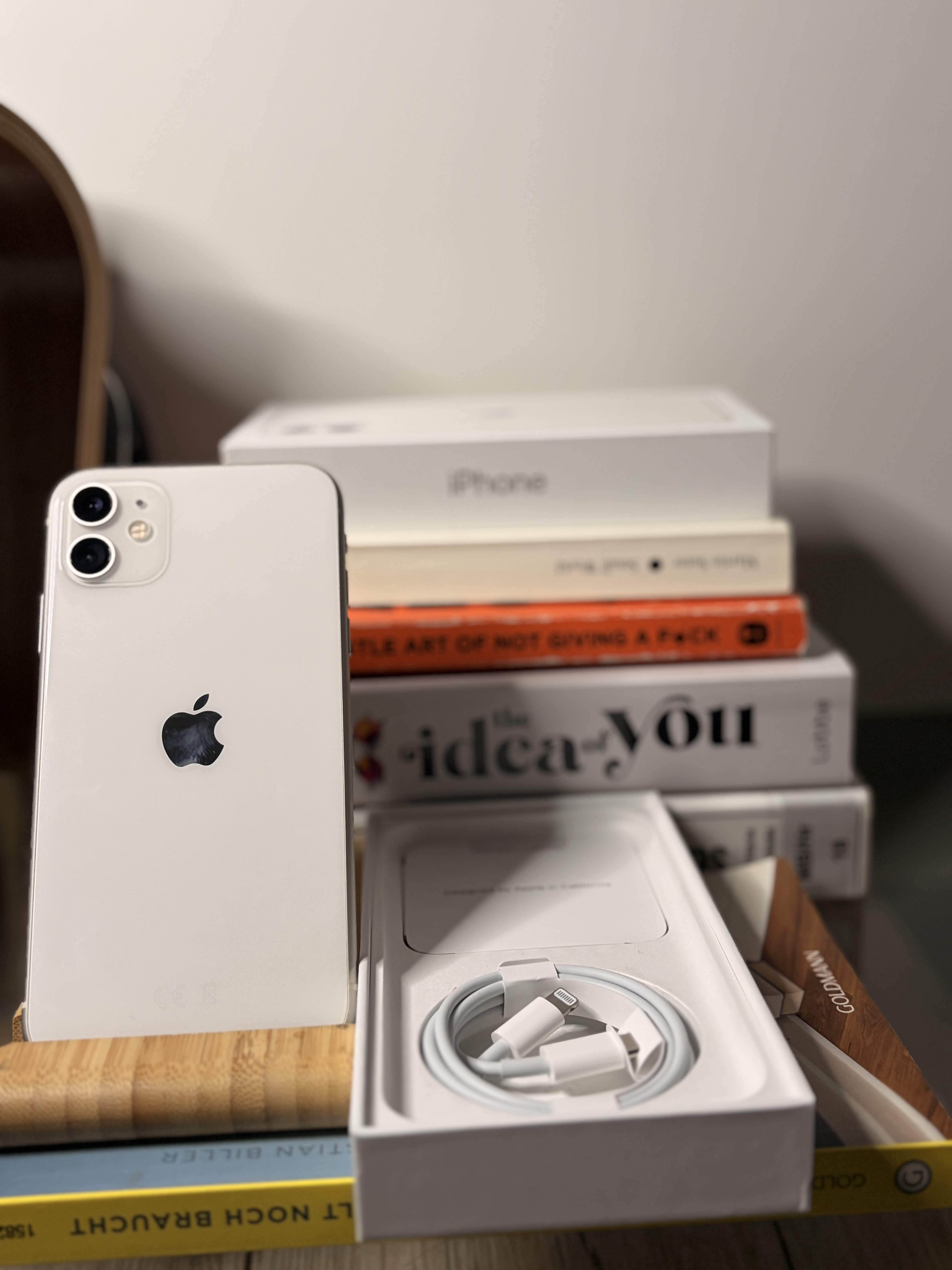 iPhone 11 (128GB) — White — Used (Clean) — Battery 77% view 2
