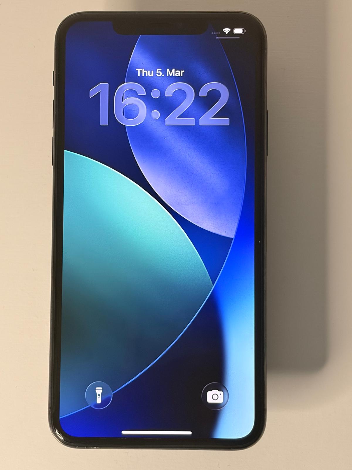 iPhone 11 Pro Max (64GB) — Gray — Used (Very good) — Battery 76% view 3