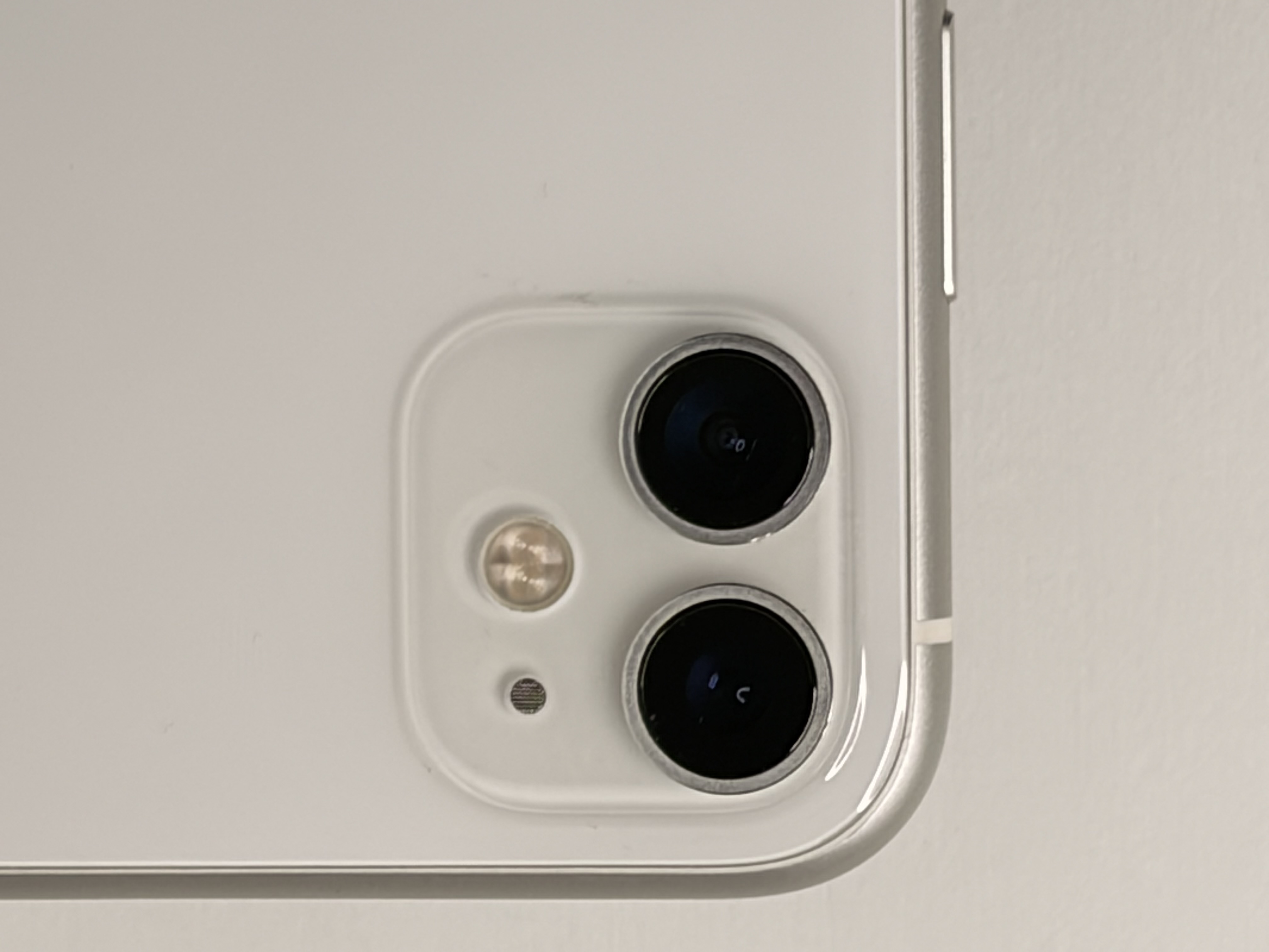 iPhone 11 (64GB) — White — Used (Clean) — Battery 77% view 2