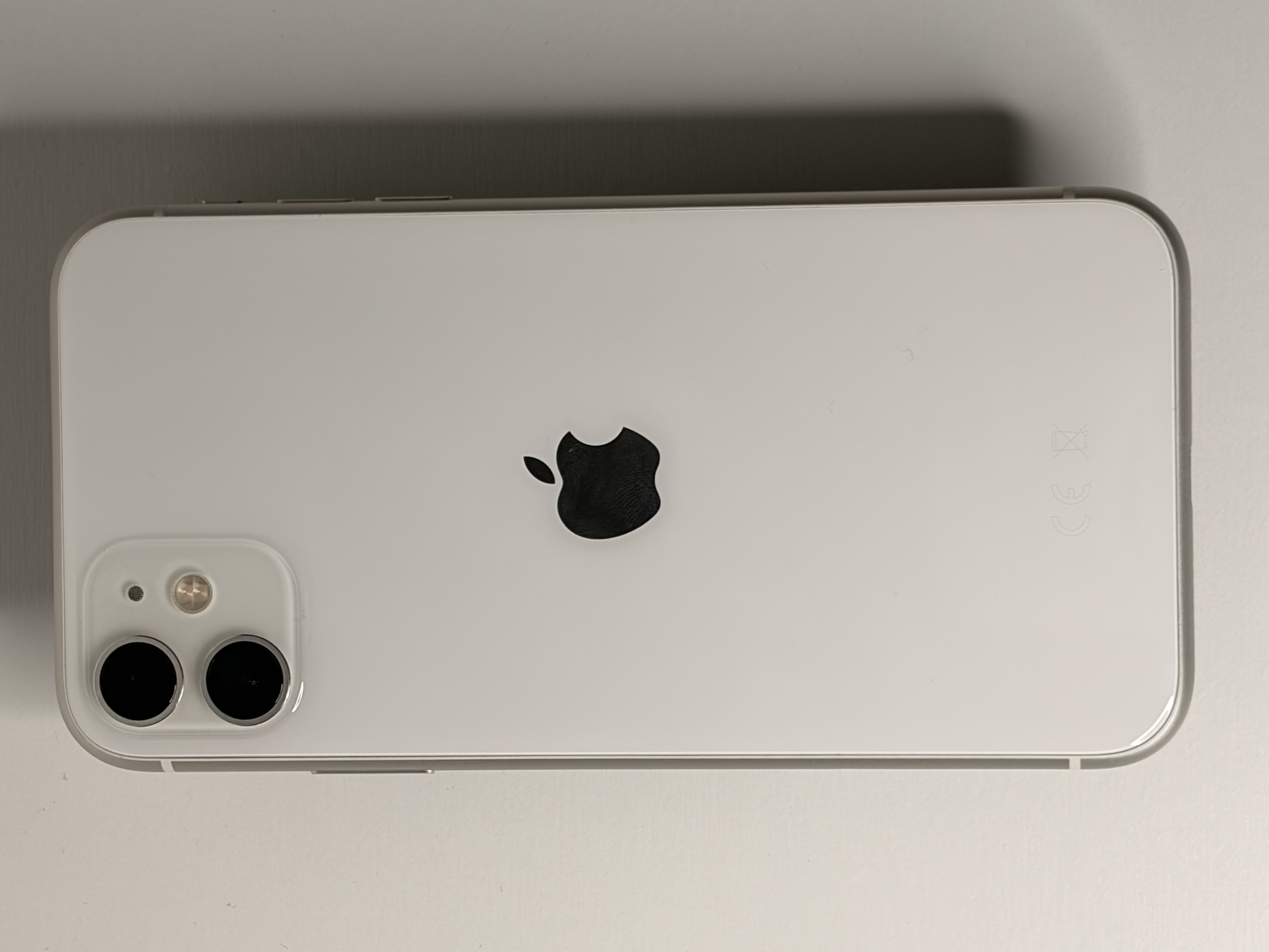 iPhone 11 (64GB) — White — Used (Clean) — Battery 77% view 4