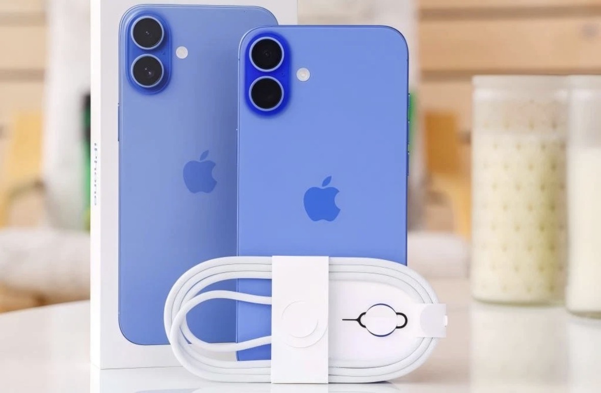 iPhone 16 Plus (128GB / 256GB) — Blue — Battery 85–100% — No SIM lock view 4
