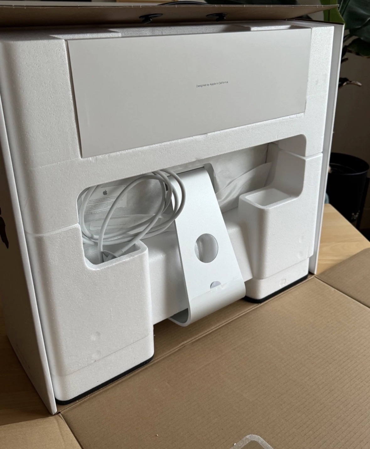 Apple iMac 21.5-inch Retina 4K (2019) - 16GB RAM - 512GB SSD - Like new view 2