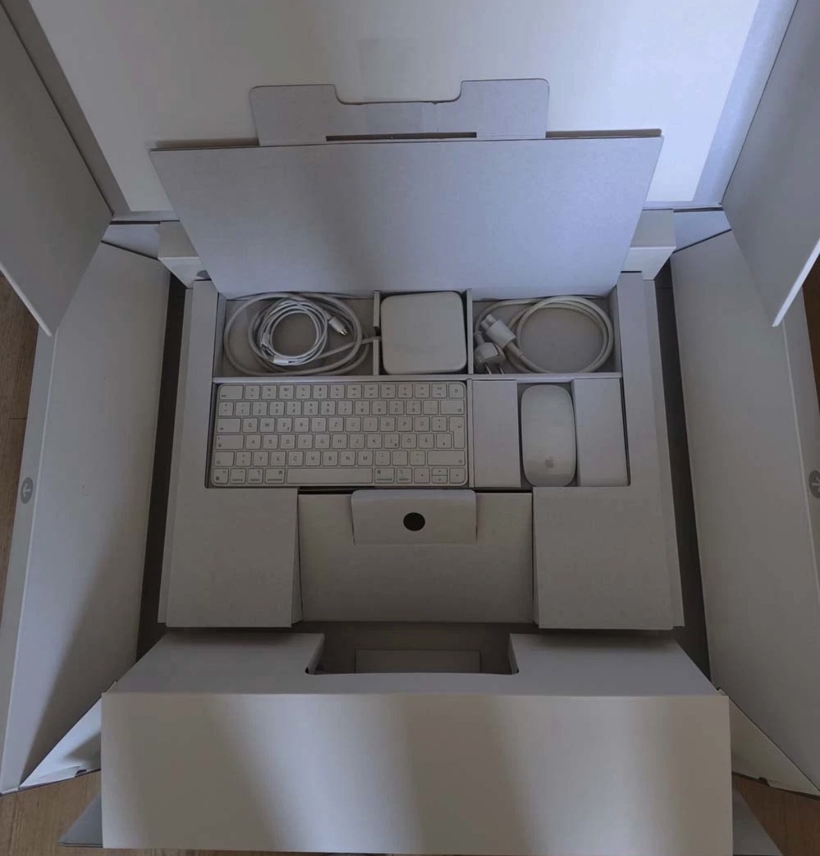 Apple iMac 24-inch (M1) - Silver - 256GB SSD - Complete set with original accessories and box view 3